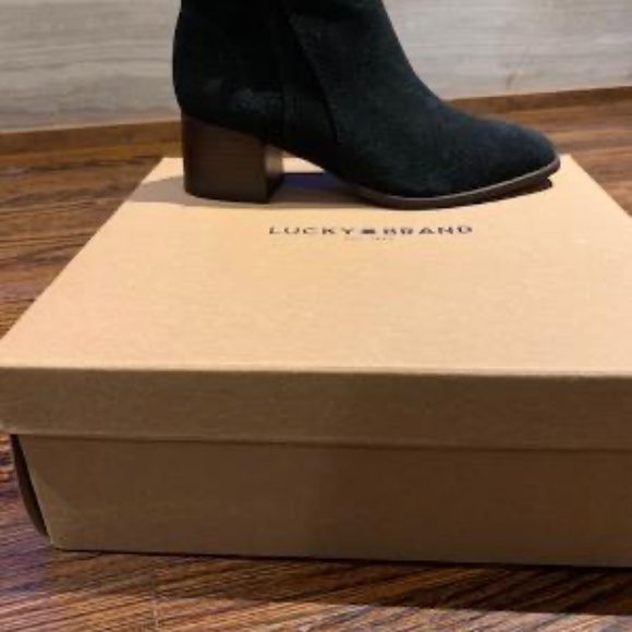 BNIB Lucky Brand Stylish Suede Booties - Picture 2 of 7